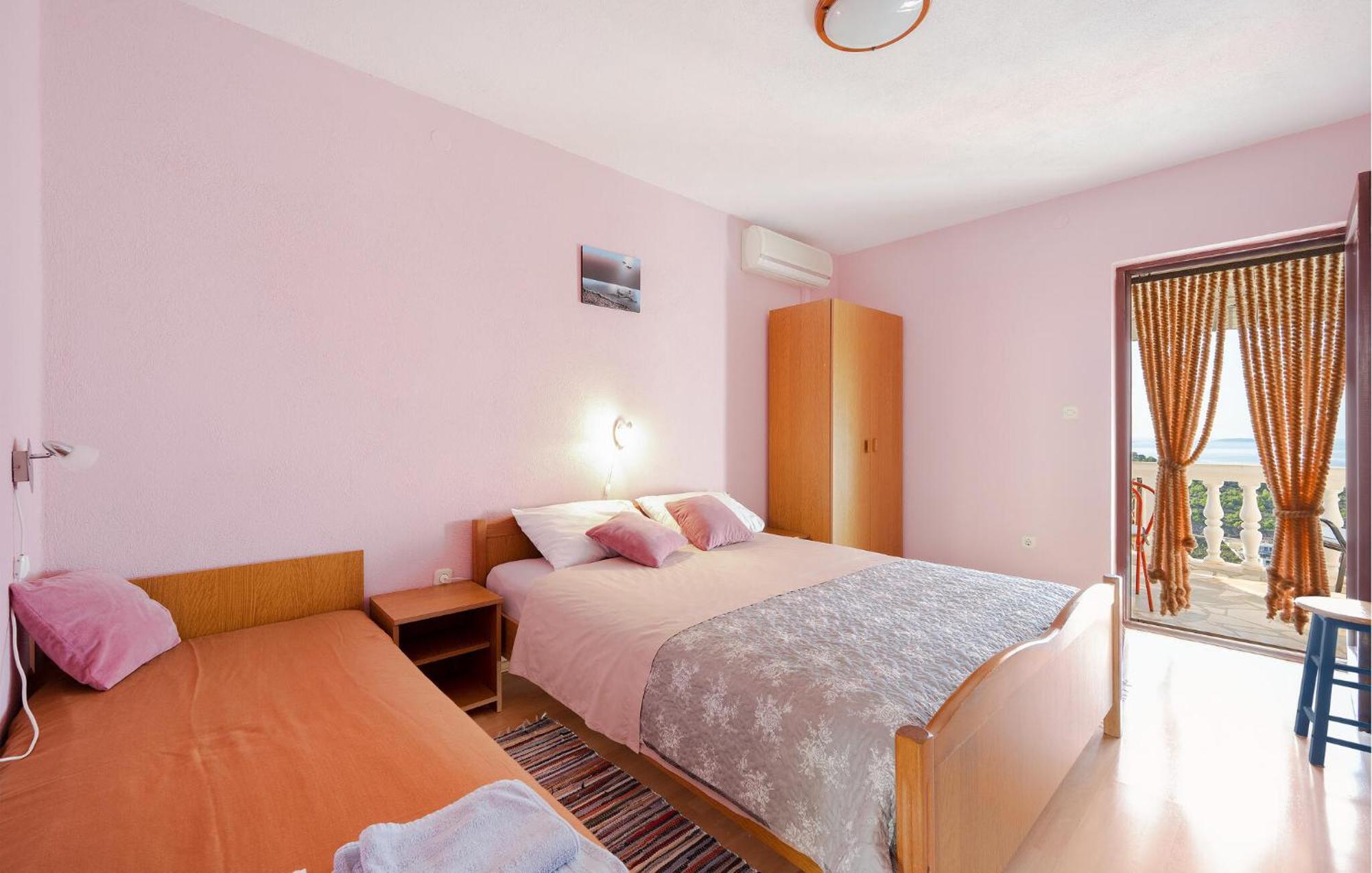 1 Bedroom Stunning Apartment In Primošten Eksteriør billede